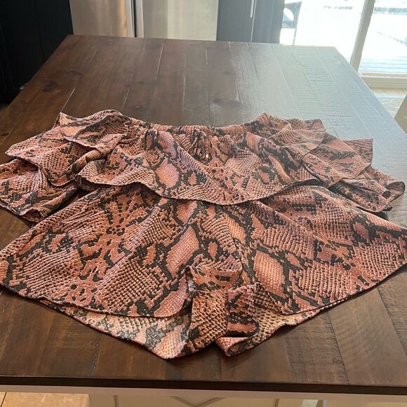 Olivaceous Pink Snake Skin Patterned Off shoulder shorts Romper size small - Picture 2 of 10